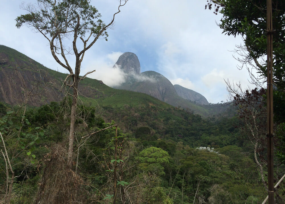 Vista das montanhas e vegetação de Araras