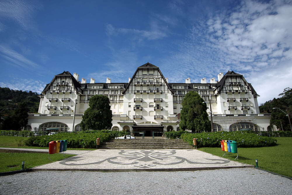 Visão externa do Palácio Quitandinha, na cidade de Petrópolis.