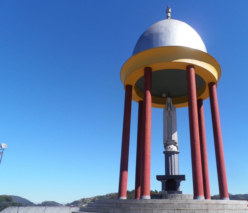 O Trono de Fátima no bairro Valparaíso, em Petrópolis, em um dia de sol.