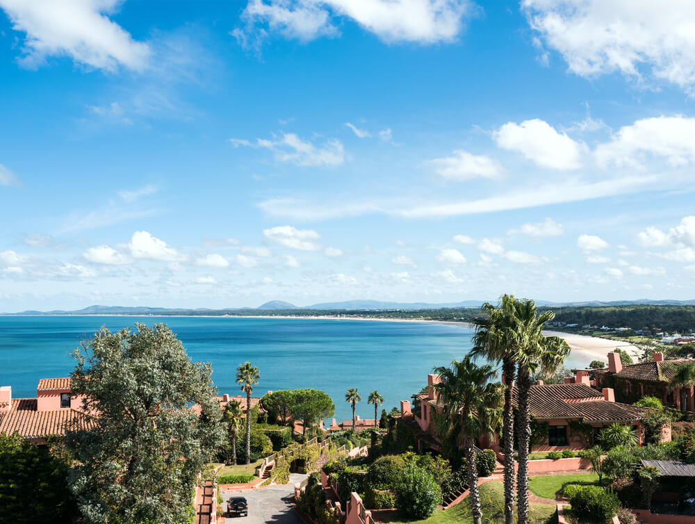 Vista aérea diurna da região de Punta Ballena, próxima ao mar, em Punta del Este, no Uruguai.