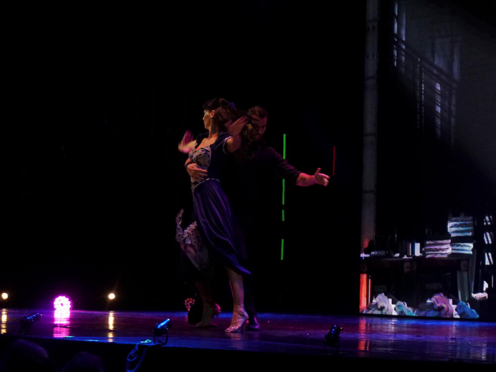 Casal se apresentando no Madero Tango em Buenos Aires.