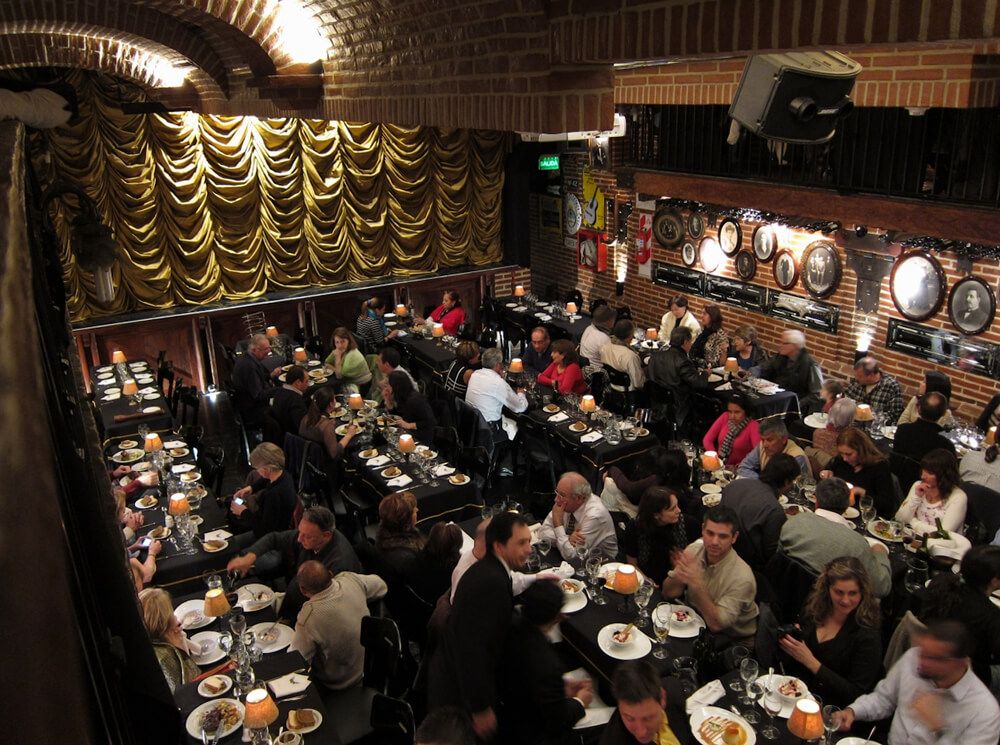 O movimentado restaurante da casa de tango La Ventana, em Buenos Aires.