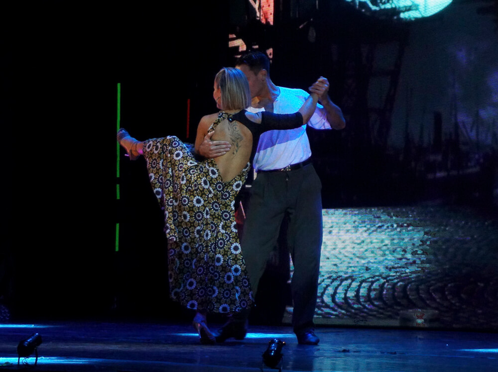 Casal se apresentando no palco do Madero Tango, em Buenos Aires.