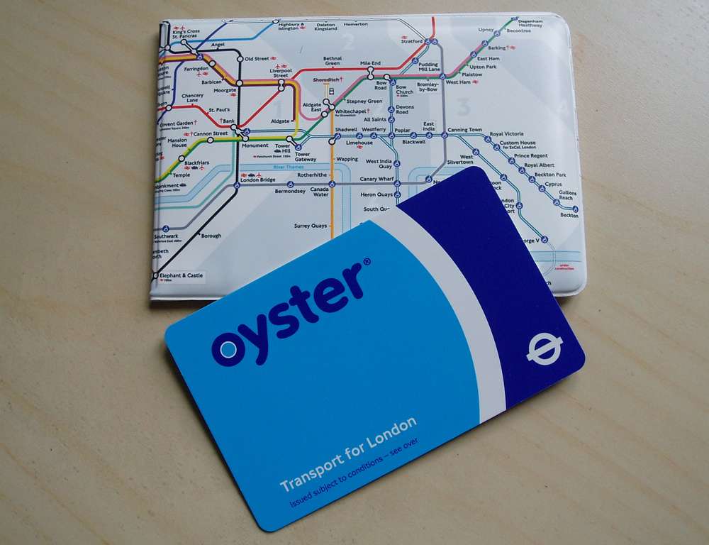 O Oyster Card, cartão do transporte público londrino, e um mapa do metrô.