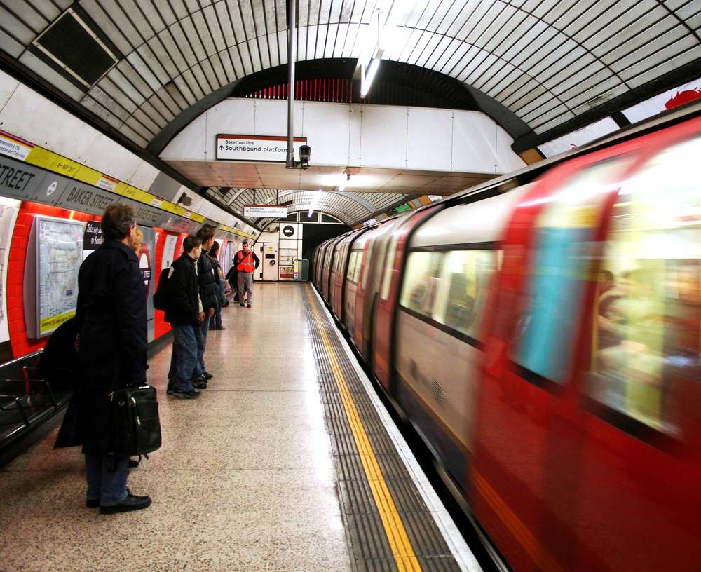 O interior do London Underground, metrô mais tradicional de Londres.