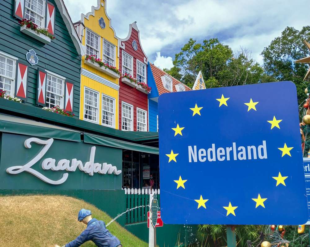 A fachada do Cidade Zaandam vista durante o dia, no centro de Nova Petrópolis.
