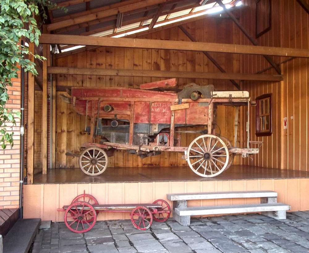 Máquina trilahdeira exposta ao lado de fora do Museu Rasche, em Nova Petrópolis.