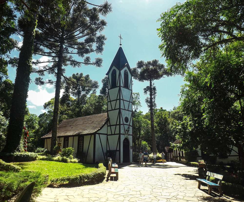 Igreja luterana com estilo enxaimel no Parque Aldeia do Imigrante, vista durante o dia em Nova Petrópolis.