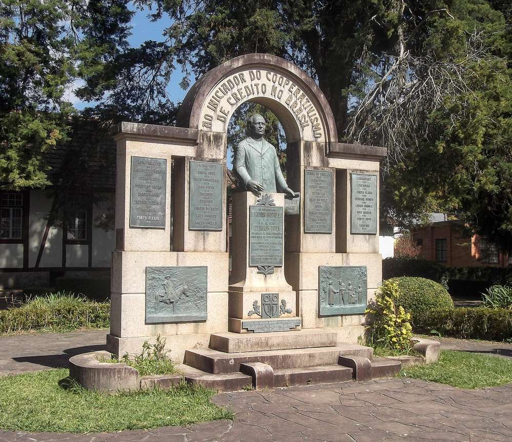 O Monumento ao Padre Theodor Amstad, visto durante o dia na Praça Theodor Amstad, em Nova Petrópolis.