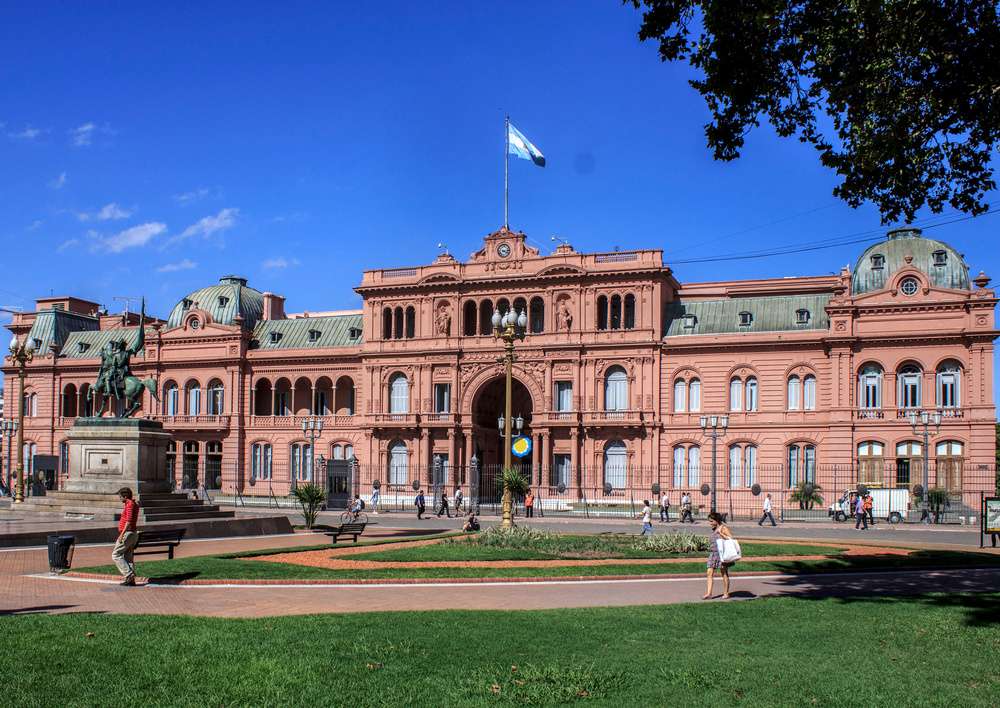 O exterior da Casa Rosada visto durante o dia.
