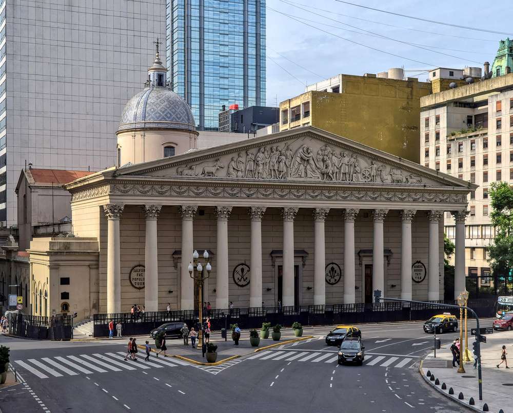 A fachada da Catedral Metropolitana de Buenos Aires, vista durante o dia.