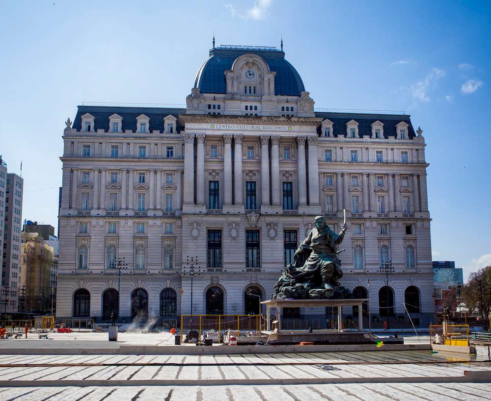 A fachada do Centro Cultural Kirchner, vista em um dia ensolarado.