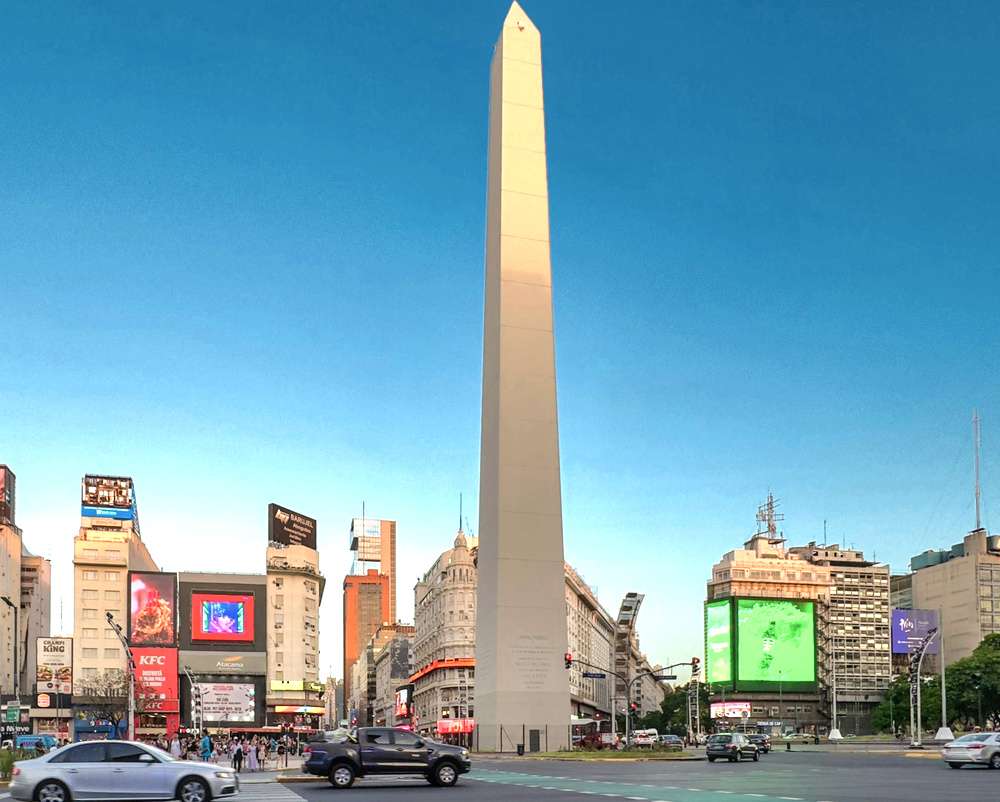 O monumento Obelisco, visto durante o dia no centro de Buenos Aires.