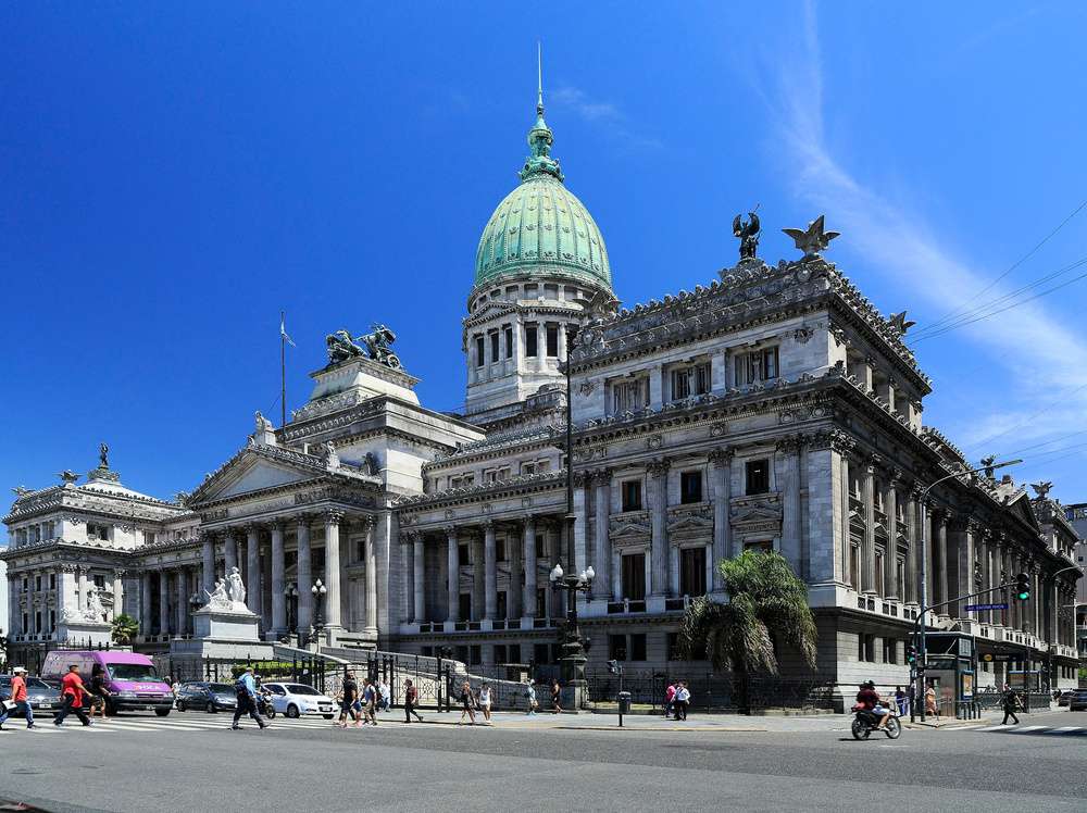 O O Palácio do Congresso Nacional Argentino visto de lado durante o dia.