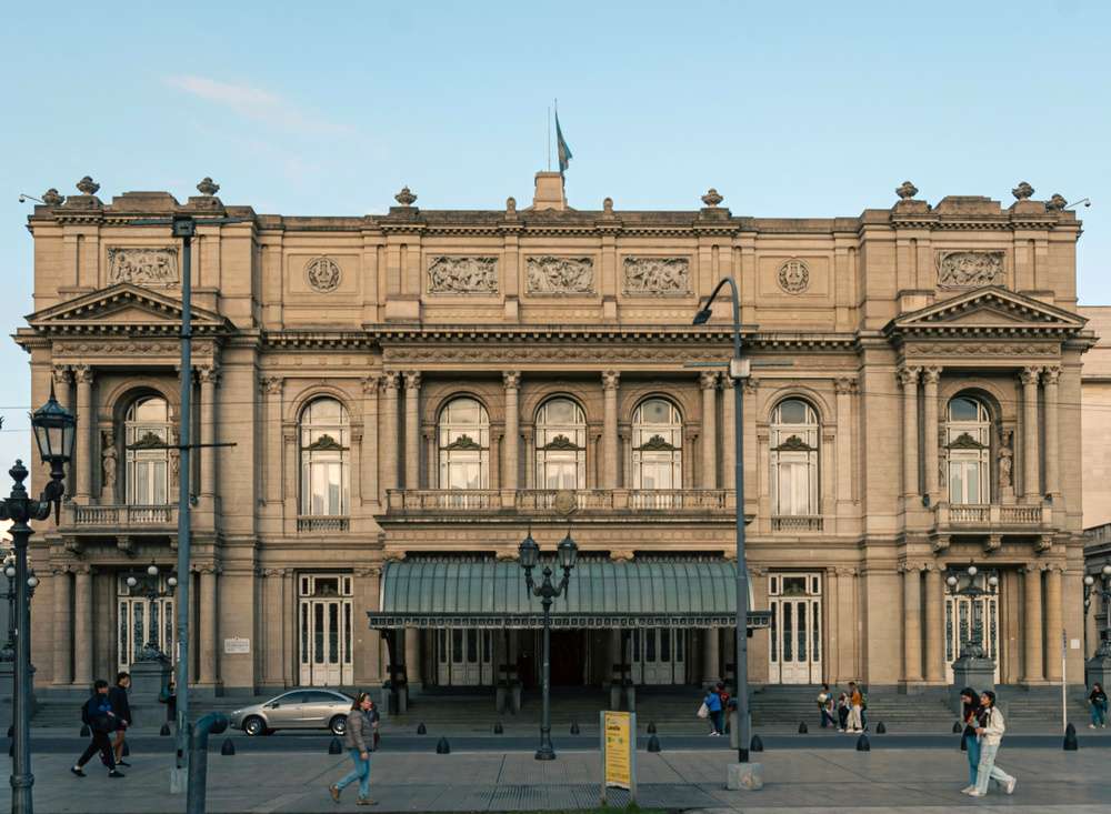 Vista diurna da fachada do Teatro Colón.