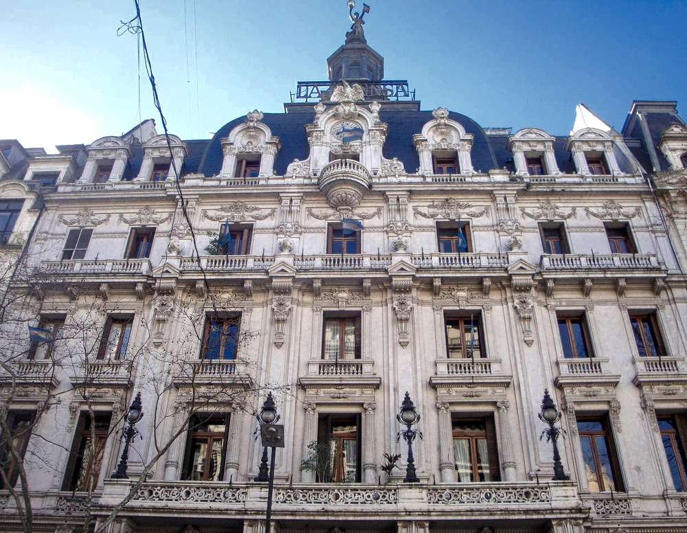 O exterior do edíficio La Prensa, visto durante o dia.