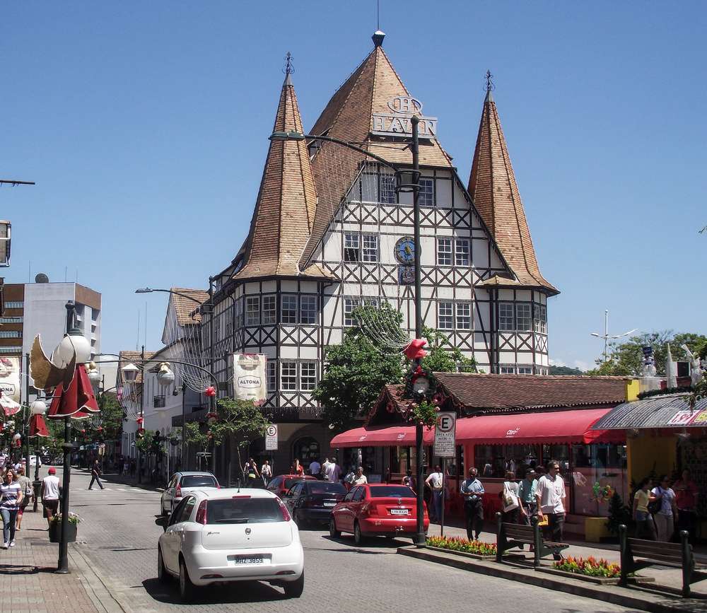 O Castelinho da XV no centro de Blumenau, com ruas movimentadas e lojas ao redor.