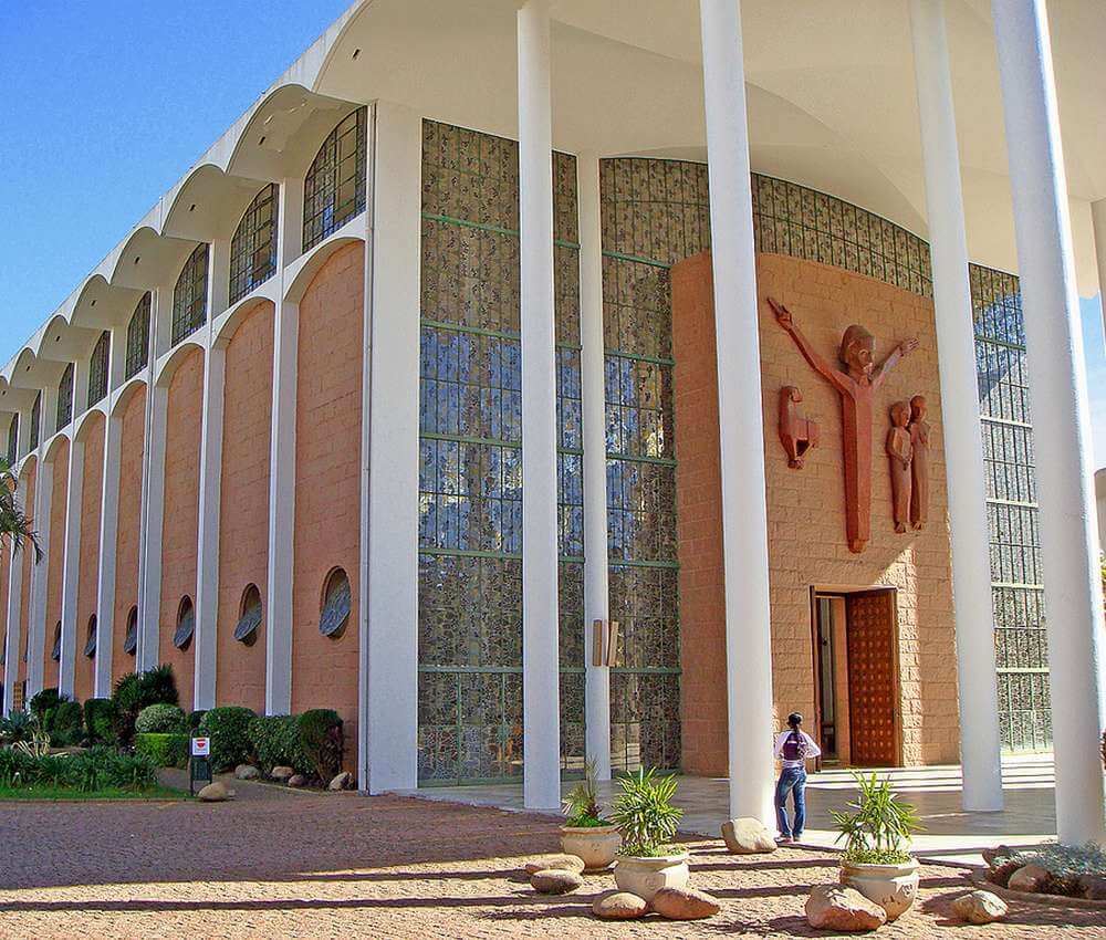 A belíssima e moderna Catedral São Paulo Apóstolo, a Igreja Matriz de Blumenau.