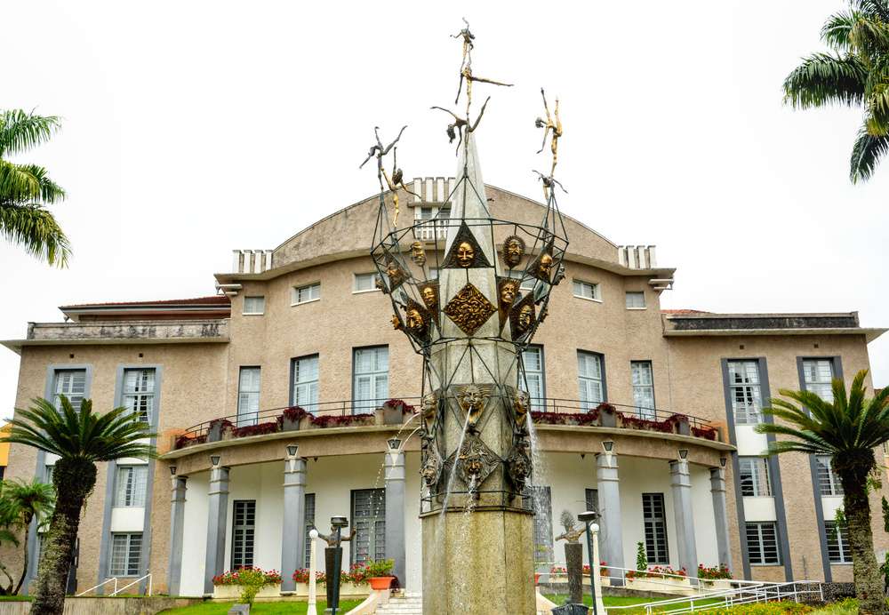 Fachada do Teatro Carlos Gomes, no Centro Histórico de Blumenau, com sua arquitetura distinta e única.