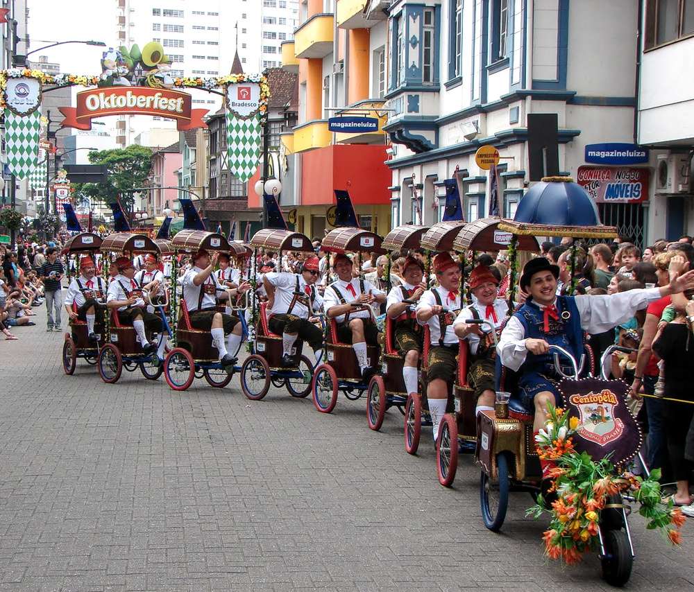 O desfile de abertura da Oktoberfest de Blumenau durante o dia.