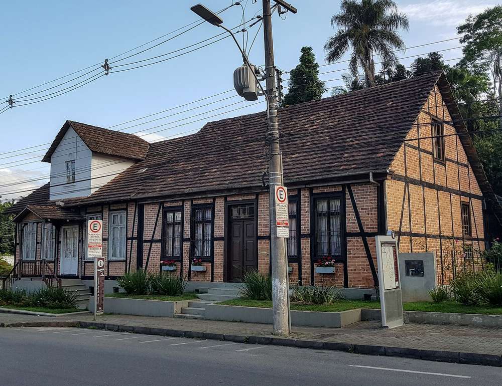 O edifício do Museu da Família Colonial em um fim de tarde.