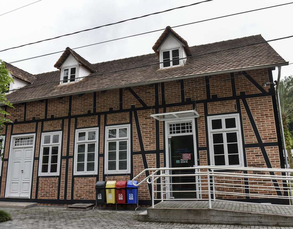 O Museu Hering em um dia nublado na cidade de Blumenau.