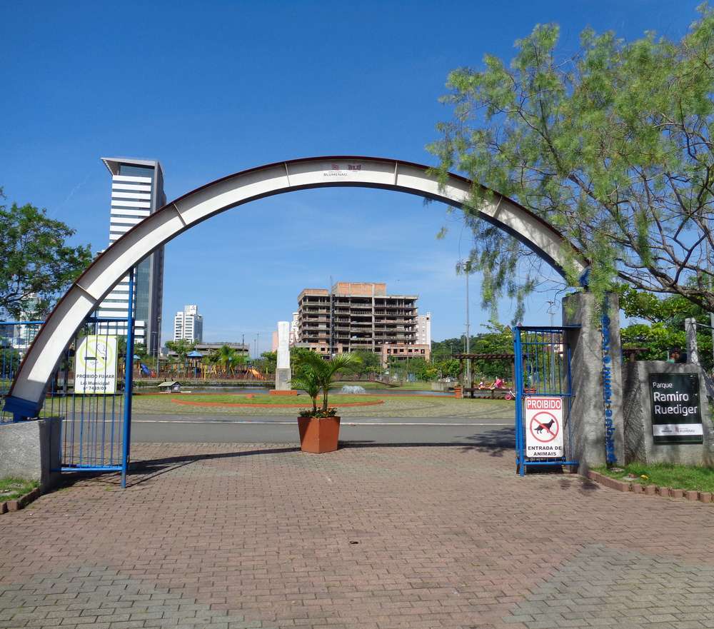 O portão de entrada do Parque Ramiro Ruediger em um dia ensolarado.
