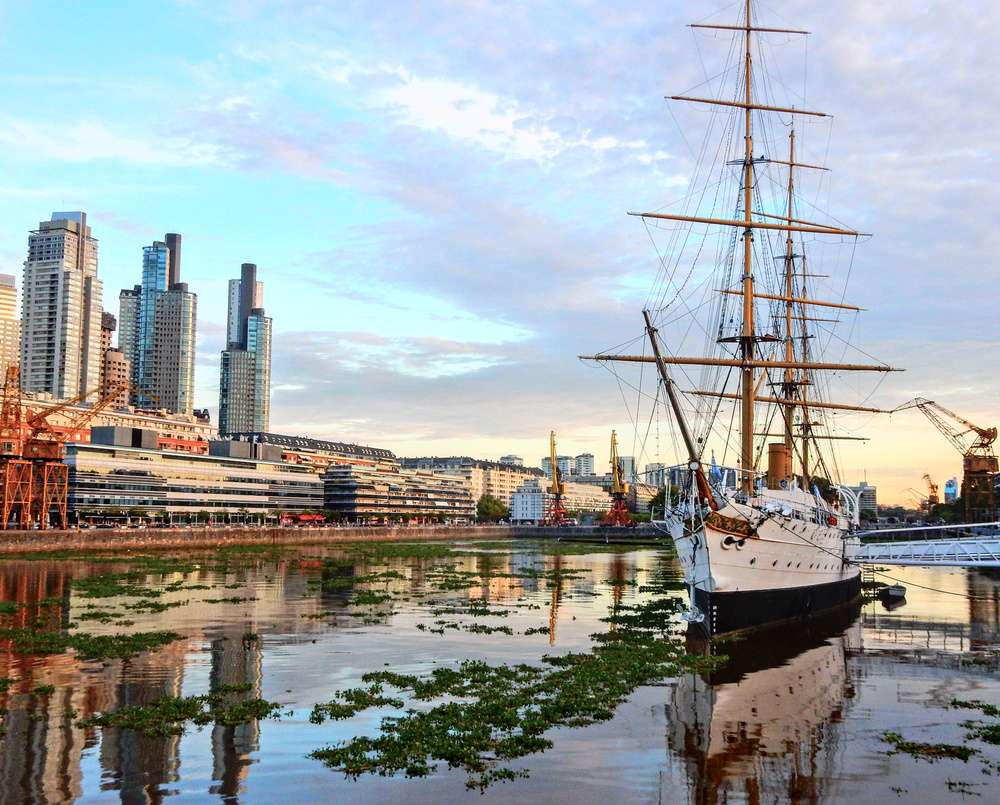 Um barco do ARA Presidente Sarmiento visto durante o dia, em Puerto Madero.