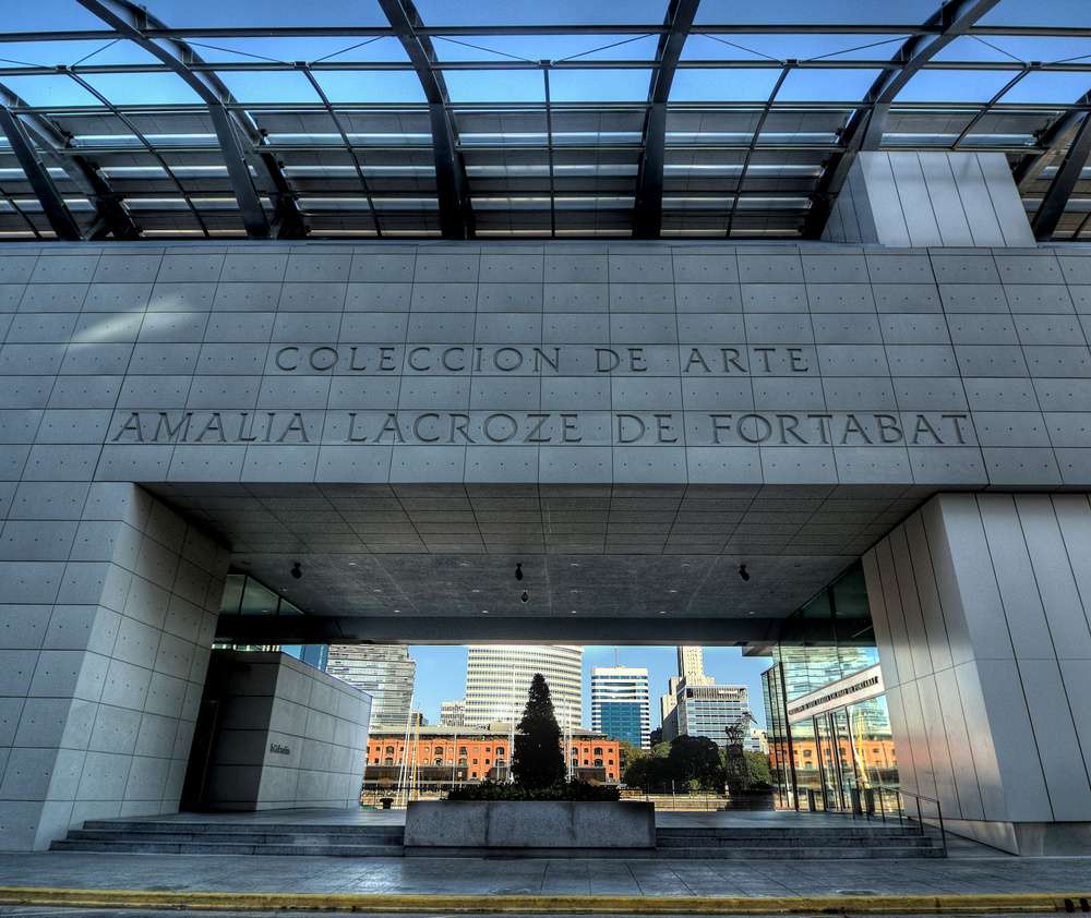 A fachada da Coleção de Arte Amalia Lacroze de Fortabat vista durante o dia.