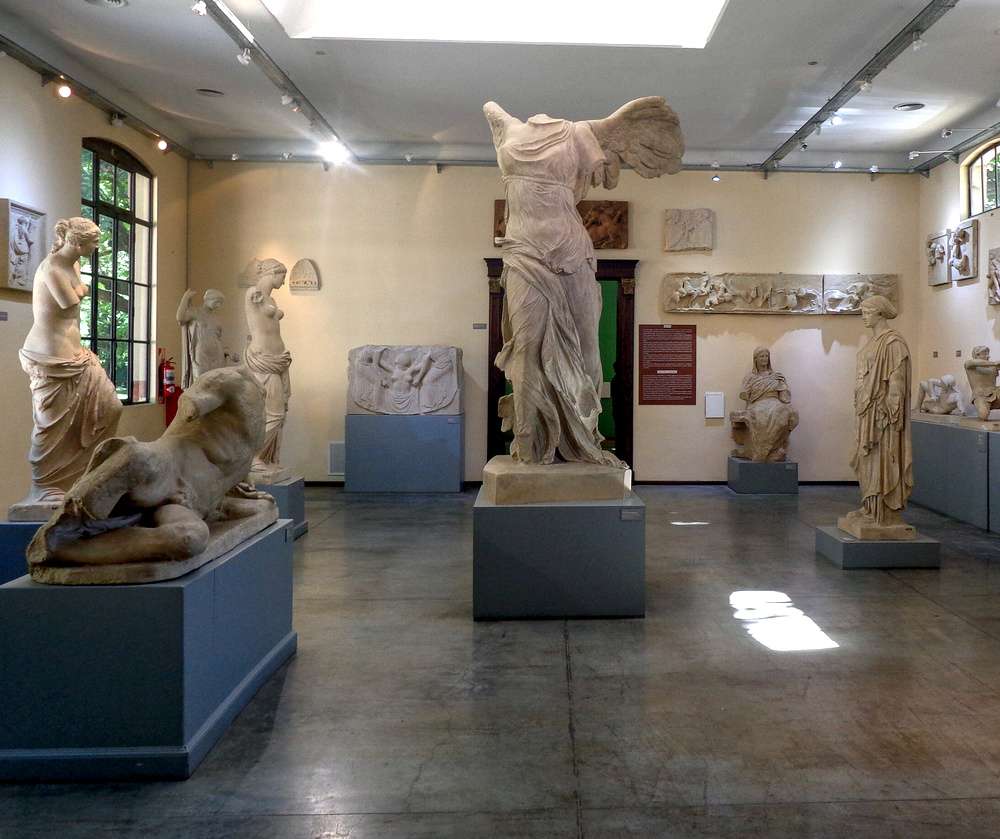 Uma sala do Museo de La Cárcova, cheia de esculturas de mámore.