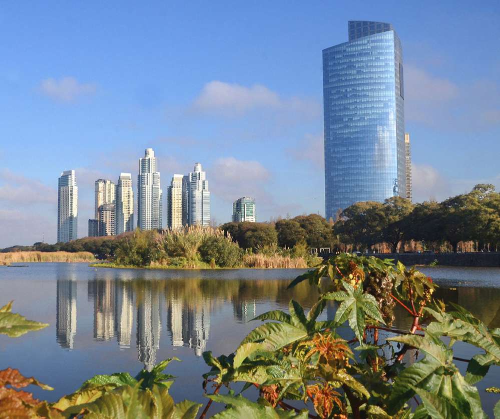 Prédios e natureza vistos da Reserva Ecológica Costanera Sur, no bairro Puerto Madero.