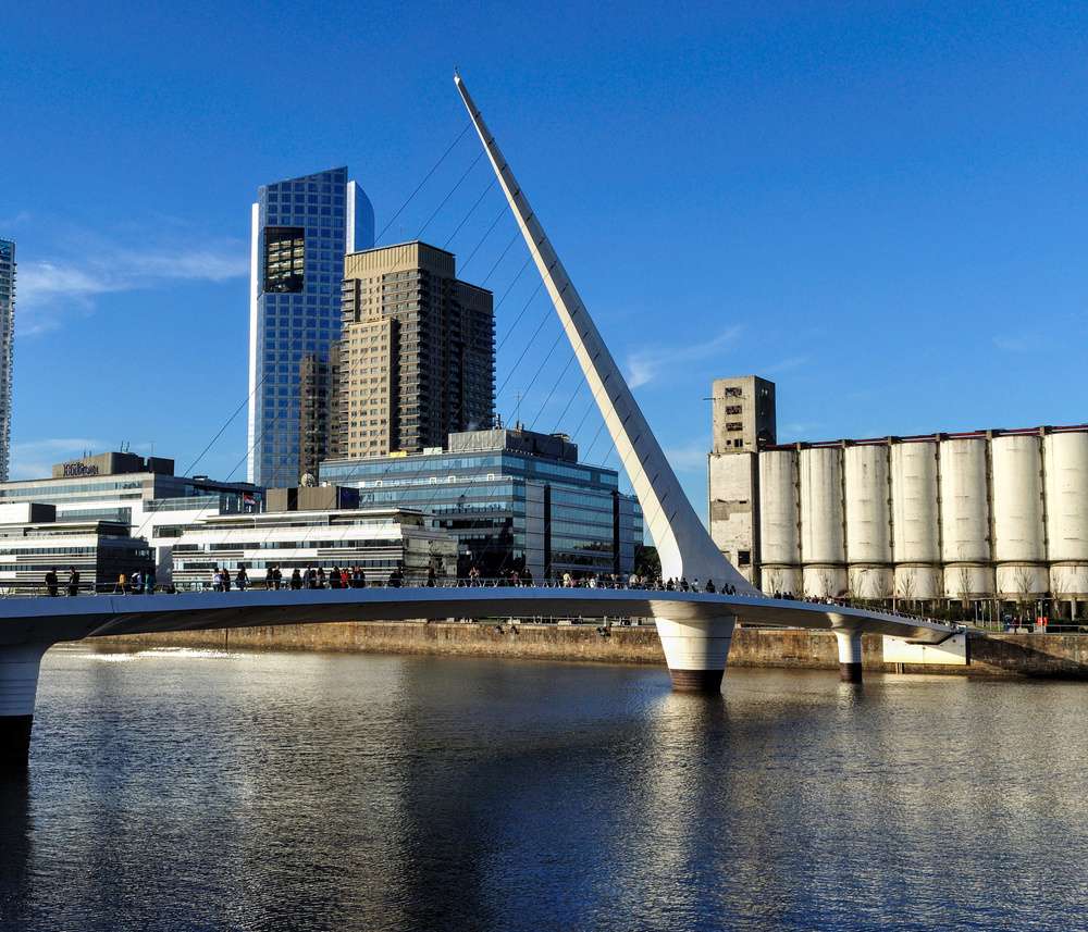 A Puente de La Mujer em um dia ensolarado, no bairro Puerto Madero.
