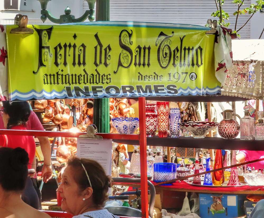 Faixa da Feira de San Telmo em meio à uma venda de antiguidades.