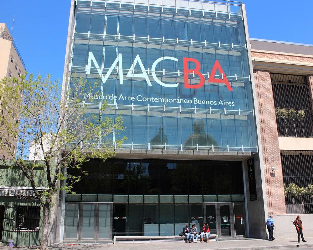 A fachada do Museu de Arte Contemporânea de Buenos Aires, vista em um dia ensolarado no bairro San Telmo.