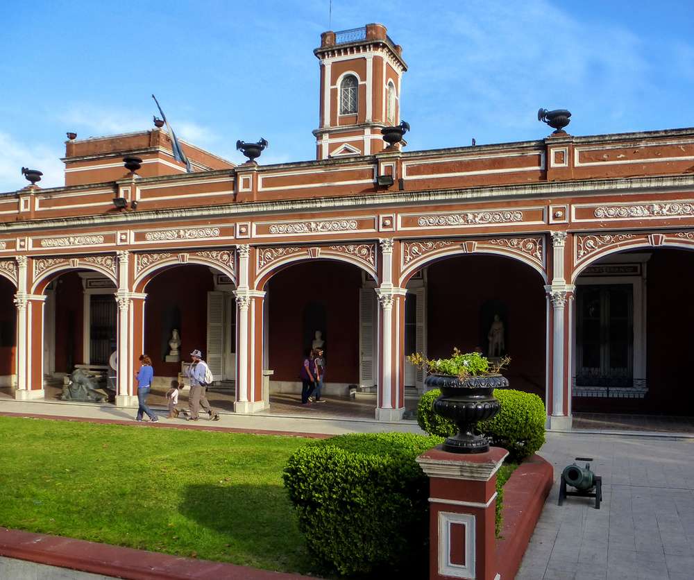 O exterior do Museu Histórico Nacional da Argentina, dentro do Parque Lezama, no bairro San Telmo.