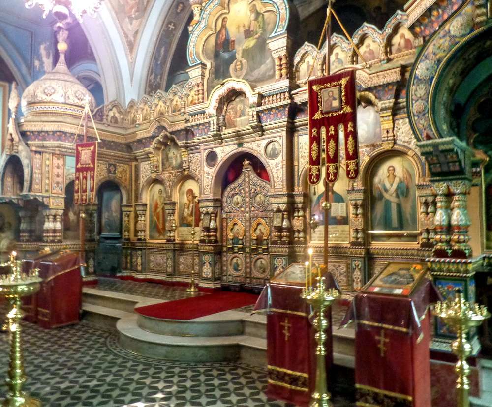 O adornado interior da Iglesia Ortodoxa Rusa de la Santísima Trinidad, no bairro de San Telmo.