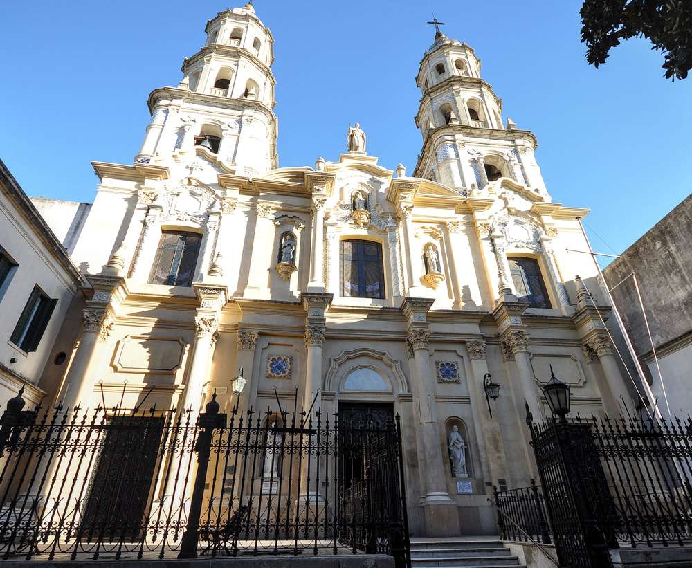 O exterior da Parroquia de San Pedro González Telmo visto durante o dia, no bairro San Telmo.