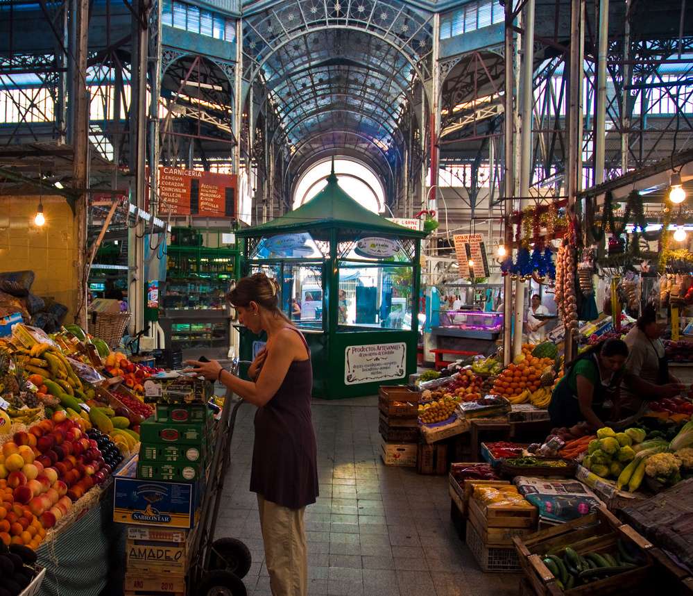 Trecho do Mercado de San Telmo, com frutas e legumes expostos em bancas.