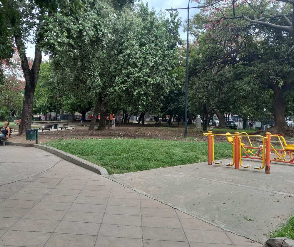 A Vera Peñaloza Plazoleta durante o dia.