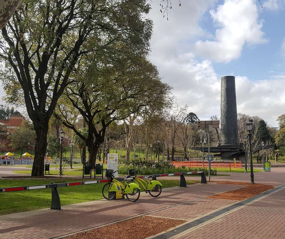 O Parque Lezama durante o dia, no bairro de San Telmo.