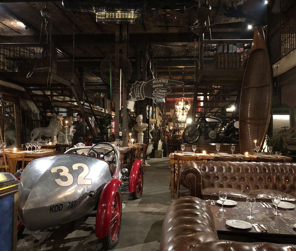 O interior do Nápoles.