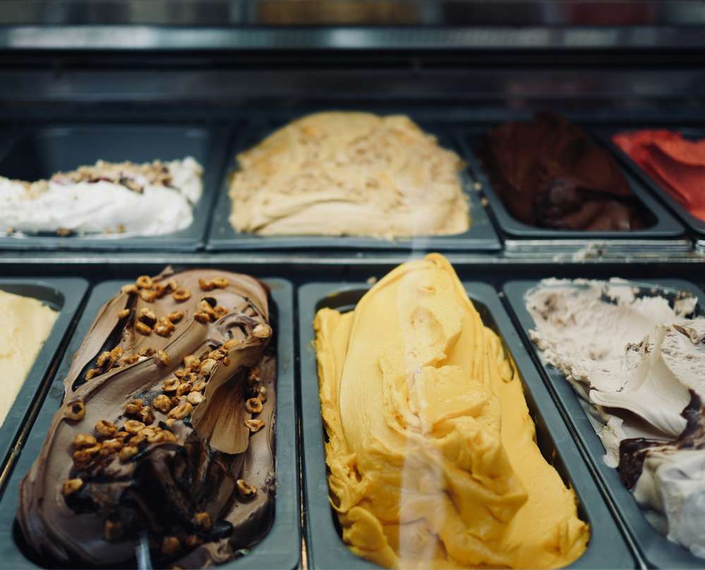 Sorvetes em freezer expositor.