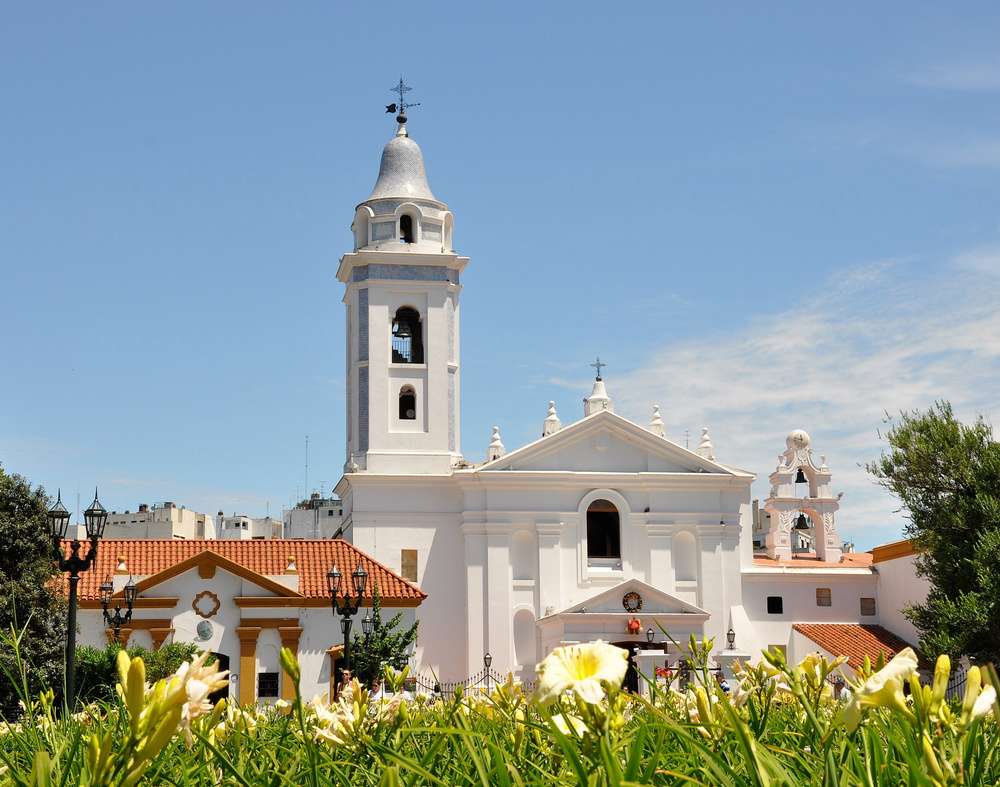 A Basílica Nuestra Señora del Pilar vista durante o dia no bairro da Recoleta.