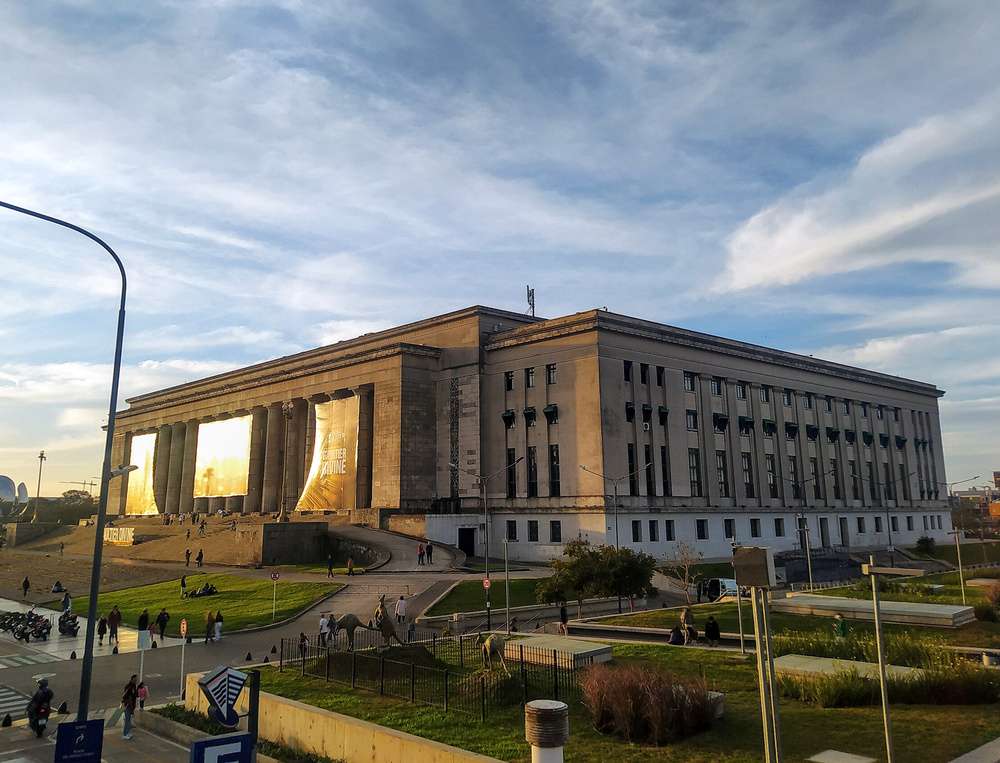 O belíssimo prédio da Facultad de Derecho da Universidade de Buenos Aires visto em um entardecer.