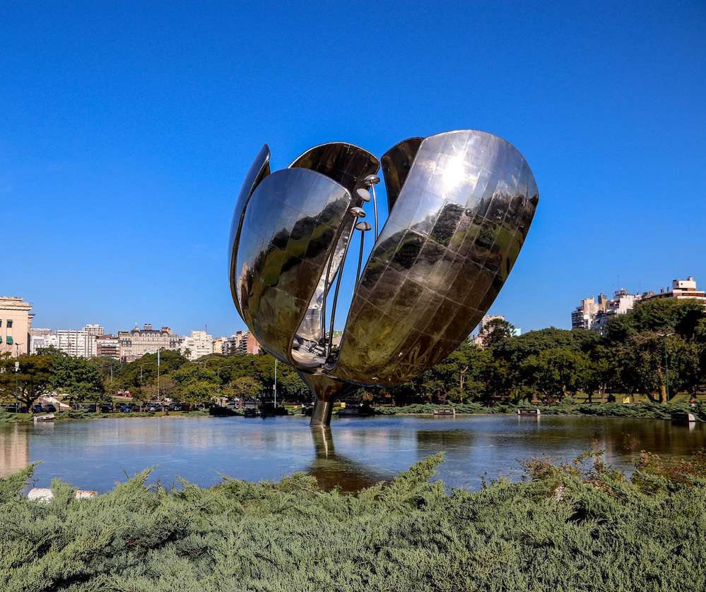 A Floralis Genérica em seu lago, no bairro da Recoleta.