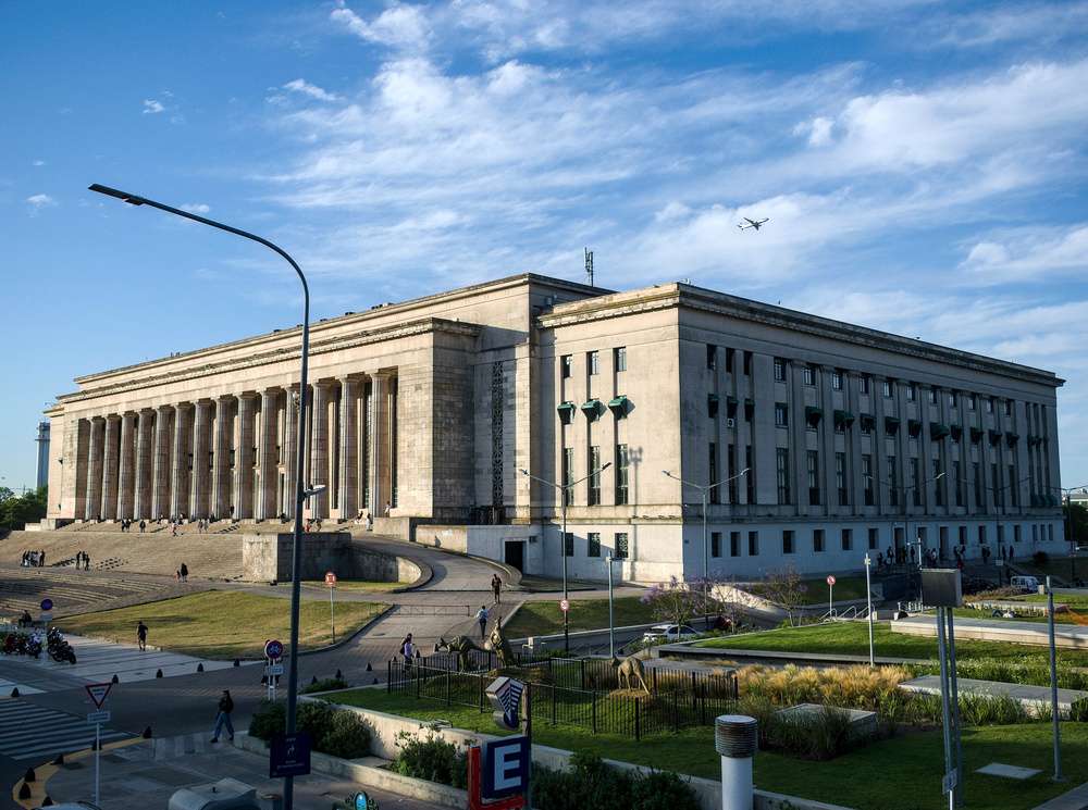 O belíssimo prédio da Facultad de Derecho da Universidade de Buenos Aires durante o dia.