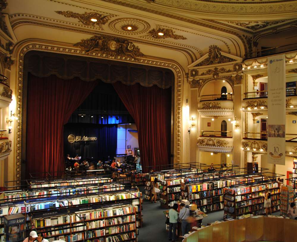 O interior da charmosa Livraria El Ateneo.