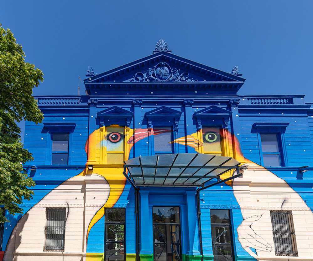 A fachada do Centro Cultural da Recoleta, onde está localizado o Museu Participativo de Ciências, vista durante o dia.