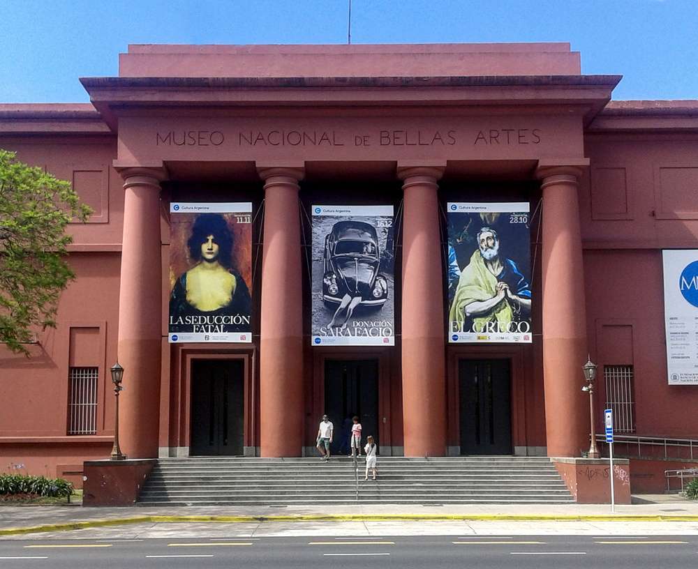 A fachada do Museu Nacional de Belas Artes durante o dia, no bairro da Recoleta.