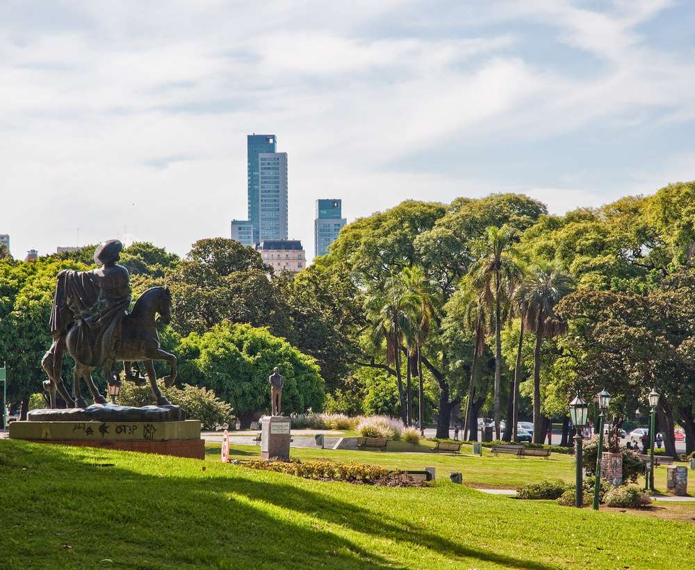 A Plaza Intendente Alvear em um dia ensolarado.